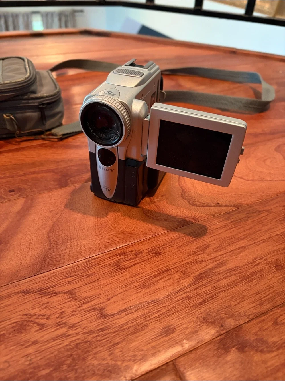 2002 Sony DCR-PC101 MiniDV Handy-Cam Digital Camcorder